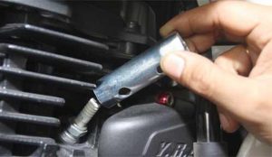 pasang busi motor beat